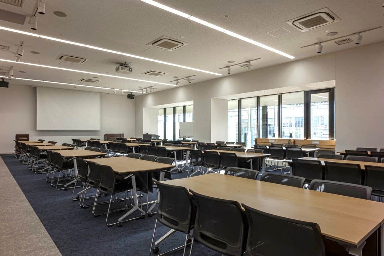 ルーム１ グループ形式(3名掛け) 01