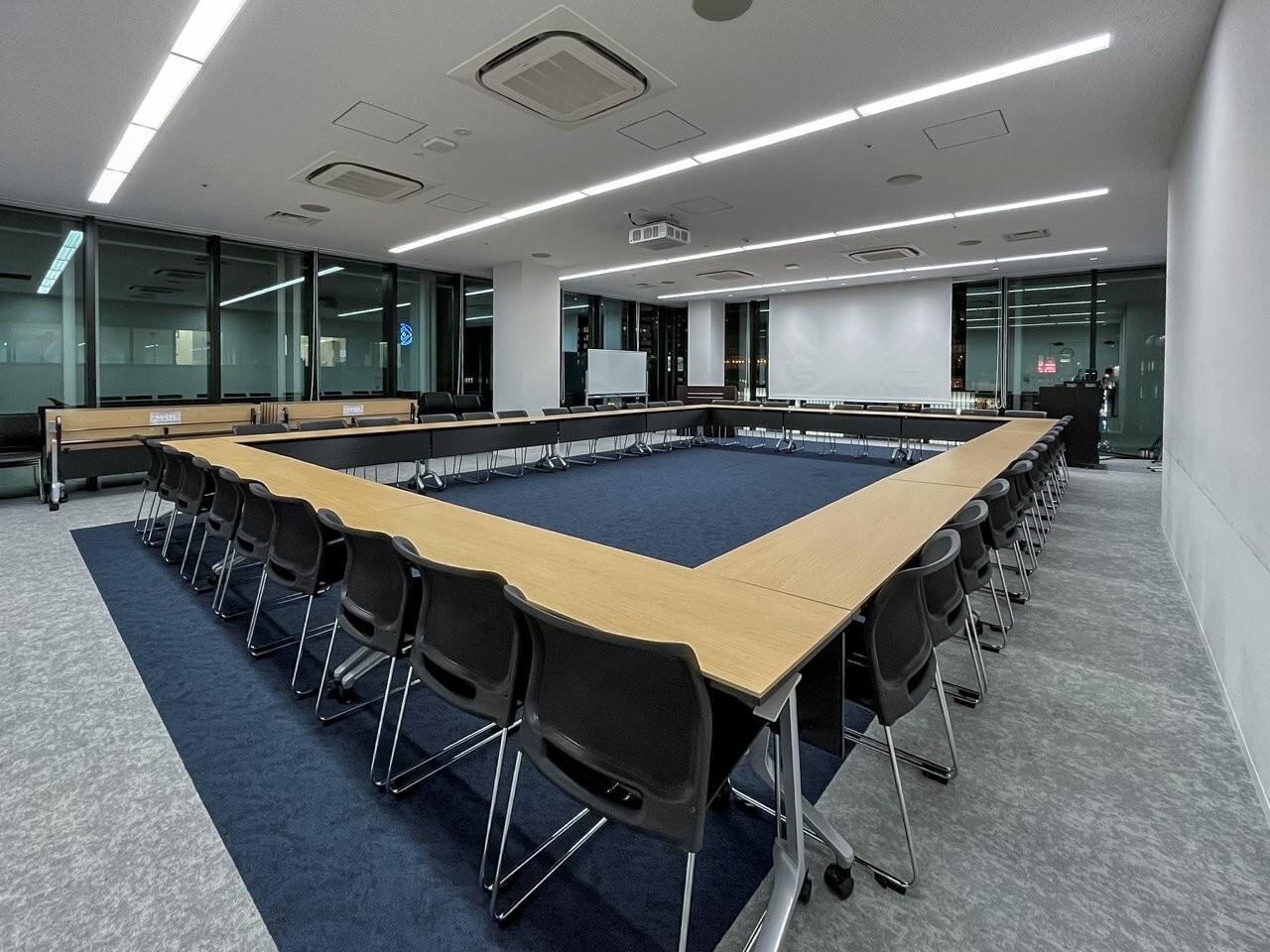 ルーム３ ロの字形式 01