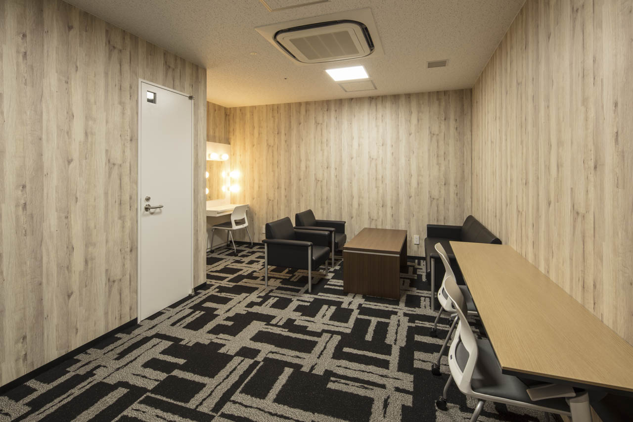 控室(トイレ・シャワー付き)│バックヤード